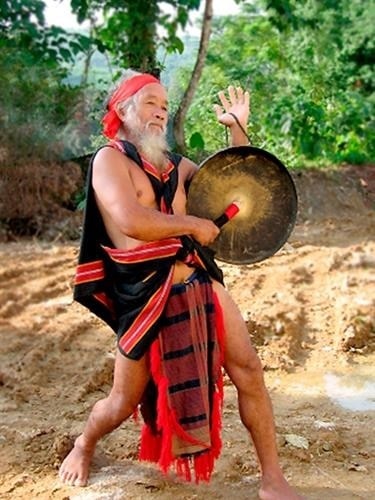 Già làng dân tộc Xơ Đăng (nhánh Ca Dong) ở Nam Trà My