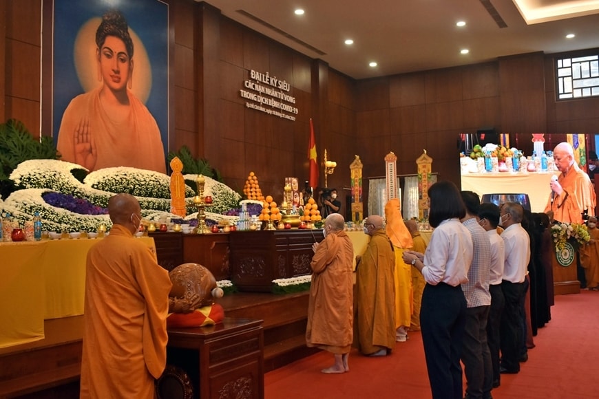 Các chư tôn đức tăng cùng đại diện Ủy ban MTTQ Việt Nam TP. Hồ Chí Minh, đại diện các cơ quan chức năng TP. Hồ Chí Minh thực hiện nghi lễ niệm hương cầu siêu tưởng niệm cho các nạn nhân tử vong do dịch Covid-19