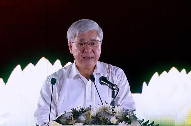 Bí thư Trung ương Đảng, Chủ tịch Ủy ban Trung ương MTTQ Việt Nam Đỗ Văn Chiến đọc  diễn văn tưởng niệm đồng bào, chiến sỹ hy sinh, tử vong  do đại dịch Covid-19, tại đầu cầu TP. Hồ Chí Minh