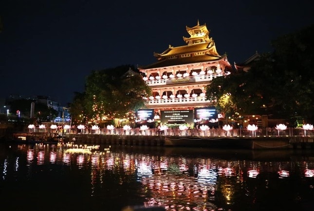 Hàng ngàn người dân đã tìm về khu vực chùa Pháp Hoa, quận 3, TP. Hồ Chí Minh thả hoa đăng lễ tưởng niệm đồng bào mất vì đại dịch COVID-19.