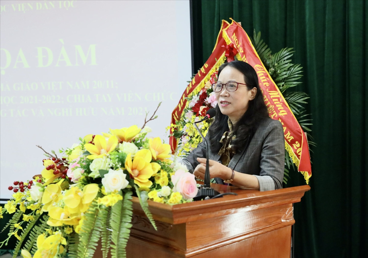 Thứ trưởng, Phó Chủ nhiệm UBDT Hoàng Thị Hạnh chúc mừng các thầy, cô giáo tại HVDT
