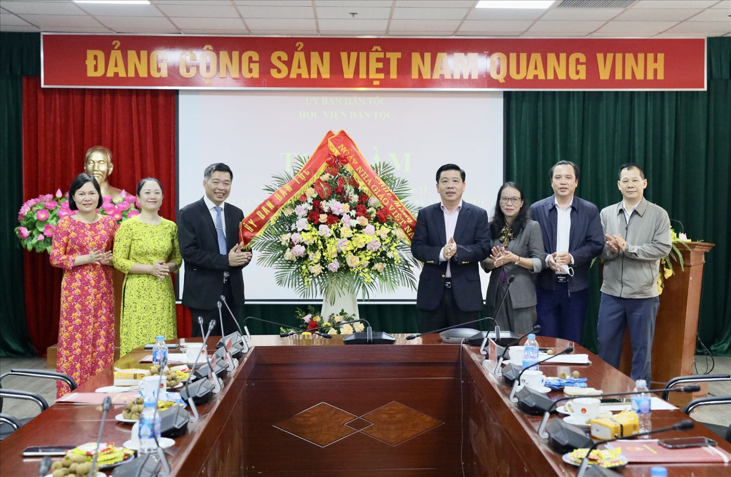 Thứ trưởng, Phó Chủ nhiệm UBDT Lê Sơn Hải và Thứ trưởng, Phó Chủ nhiệm UBDT Hoàng Thị Hạnh tặng hoa chúc mừng HVDT nhân ngày 20/11