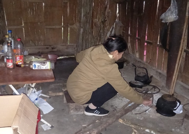 Cô giáo Nguyễn Thị Duyên chuẩn bị nấu bữa cơm chiều