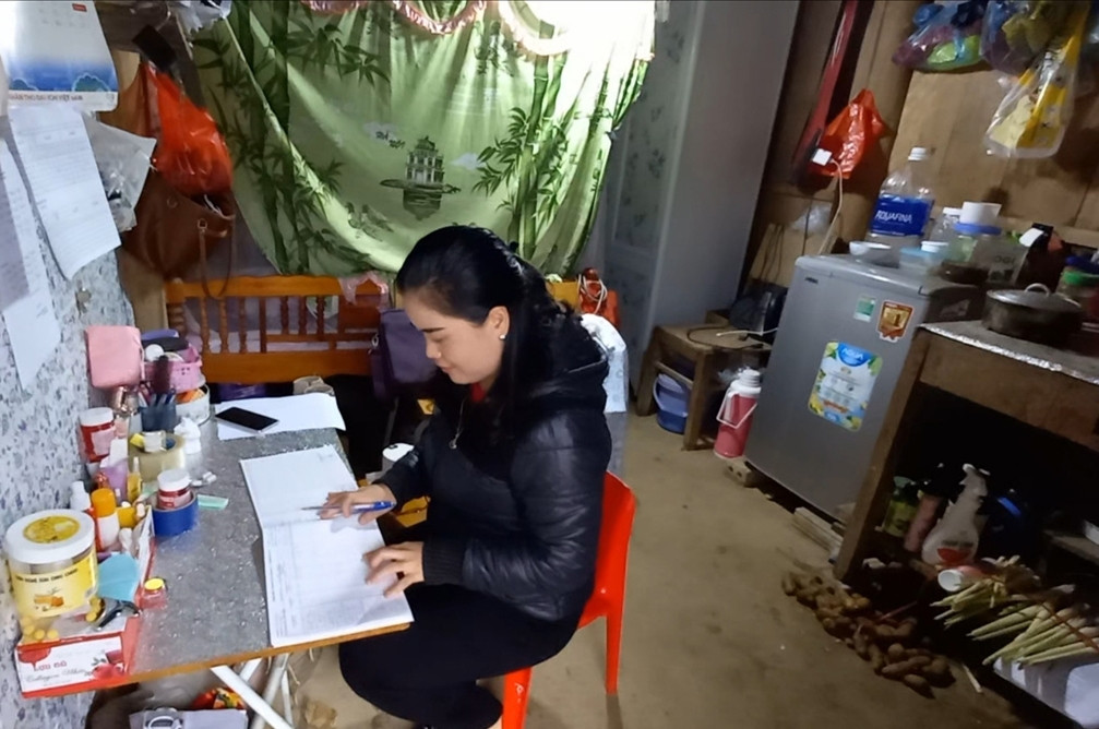 Căn phòng chưa đầy 4m2 được dựng tạm bằng ván, được các cô quây bằng bạt, rido chỉ kê đủ một chiếc giường nhỏ, bàn soạn bài và cả bếp nấu nướng
