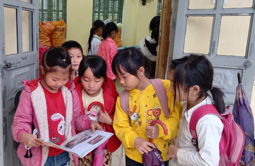 Các em học sinh hồn nhiên đọc sách sau giờ học