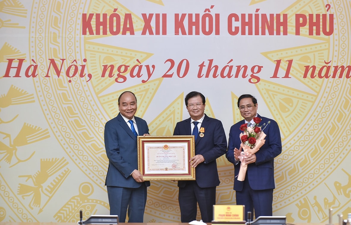 Chủ tịch nước Nguyễn Xuân Phúc và Thủ tướng Phạm Minh Chính chúc mừng nguyên Phó Thủ tướng Chính phủ Trịnh Đình Dũng được trao tặng Huân chương Độc lập hạng Nhất. Ảnh: VGP/Nhật Bắc Chủ tịch nước Nguyễn Xuân Phúc và Thủ tướng Phạm Minh Chính chúc mừng nguyên Phó Thủ tướng Chính phủ Trịnh Đình Dũng được trao tặng Huân chương Độc lập hạng Nhất. Ảnh: VGP/Nhật Bắc