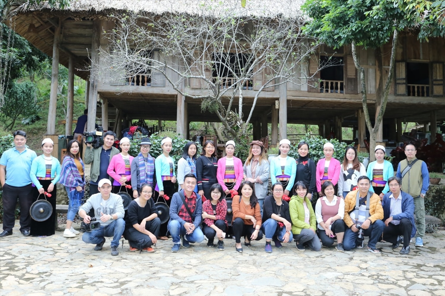Du khách tới tham quan và trải nghiệm dịch vụ homestay tại Hòa Bình