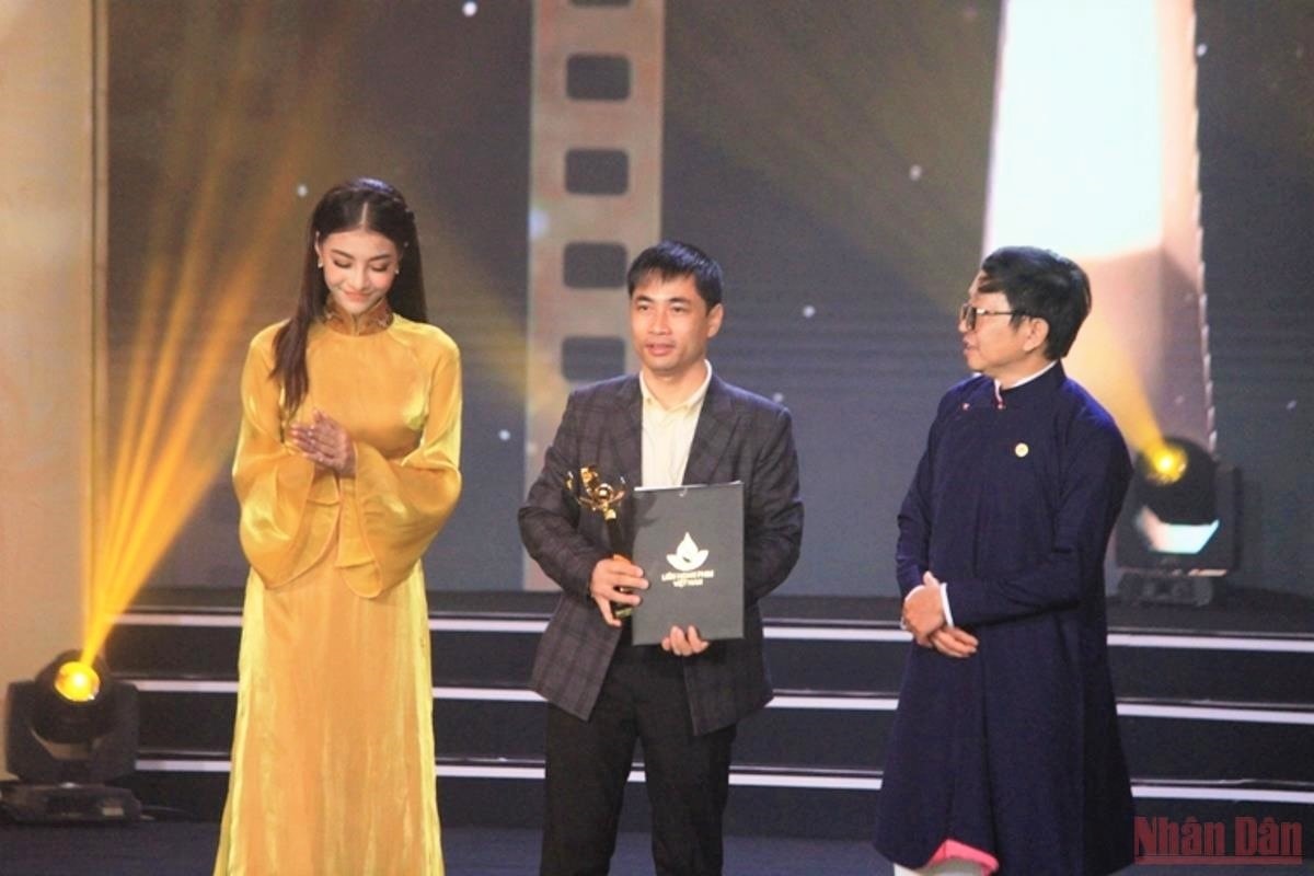 Trao giải Bông sen Vàng cho bộ phim “Ranh giới” của Trung tâm Phim tài liệu và Phóng sự, Đài Truyền hình Việt Nam. Trao giải Bông sen Vàng cho bộ phim “Ranh giới” của Trung tâm Phim tài liệu và Phóng sự, Đài Truyền hình Việt Nam.