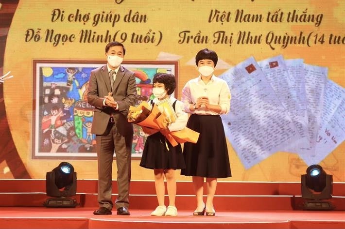 Thứ trưởng Bộ Y tế Trần Văn Thuấn trao giải đặc biệt cho thí sinh đoạt giải