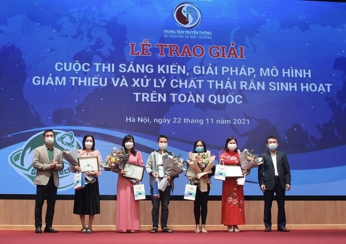 Ban Tổ chức trao giải cho các tác phẩm đoạt giải Nhì. Ban Tổ chức trao giải cho các tác phẩm đoạt giải Nhì.