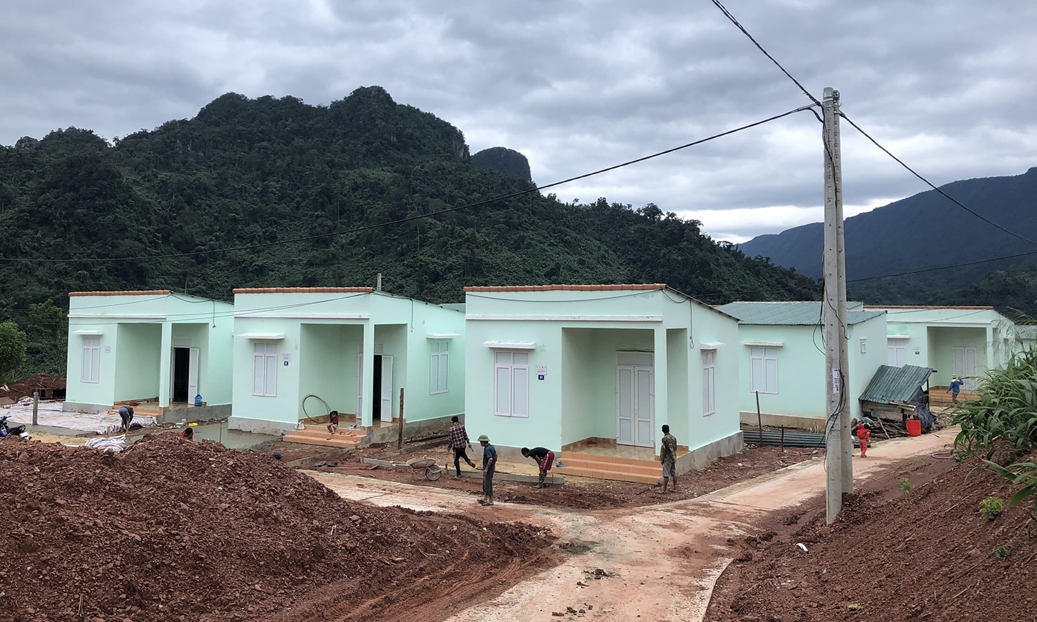 Các hộ gia đình đã vào nhà mới, đang tiến hành làm thêm khuôn viên, sân vườn 