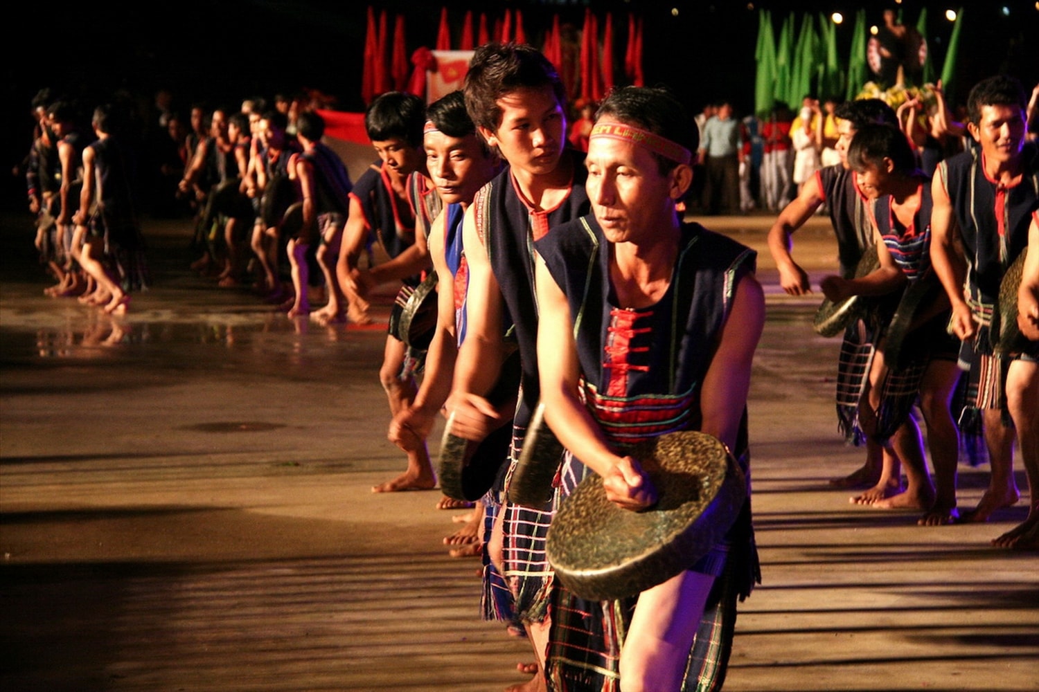 Đồng bào Cơ Ho hòa tấu cồng chiêng