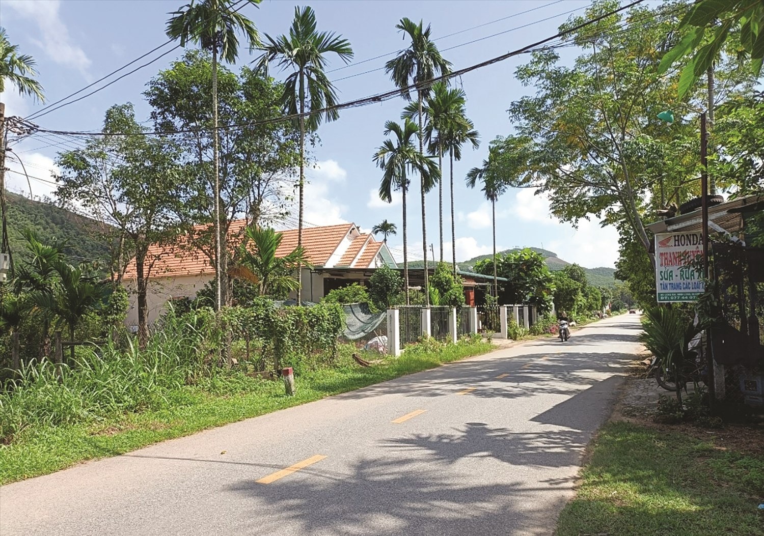 Đường sá giao thông ở Minh Long khang trang, sạch đẹp.