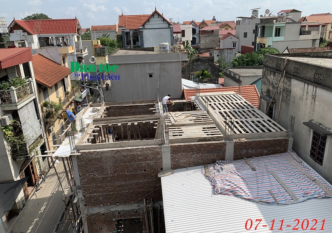 Dù nhiều lần bị lập biên bản, đình chỉ thi công, nhưng gia đình ông Đỗ Văn Hạnh vẫn ngang nhiên xây dựng lên đến tầng thứ 3