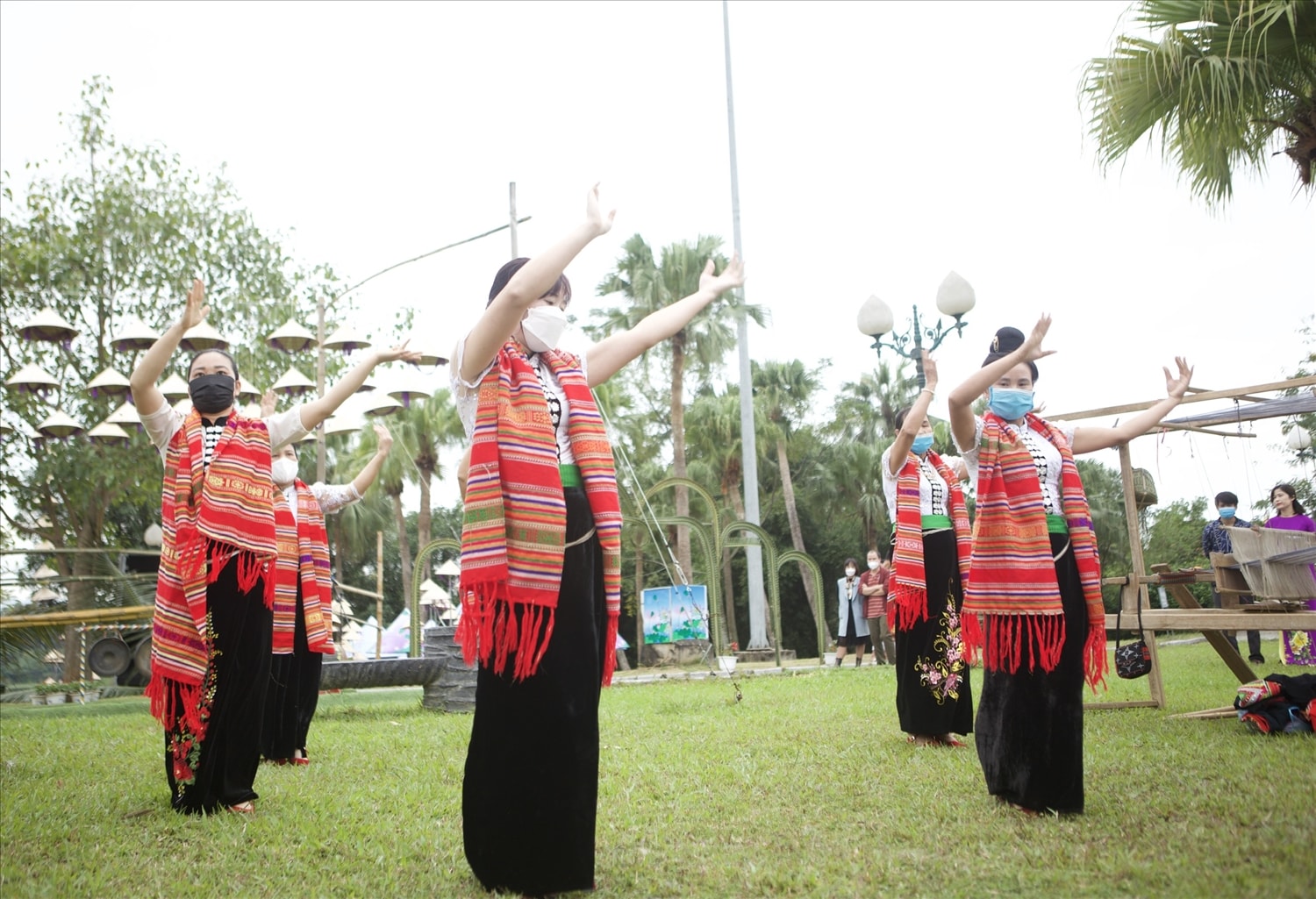 Đồng bào người Thái biểu diễn văn nghệ tại Tuần Đại đoàn kết các dân tộc
