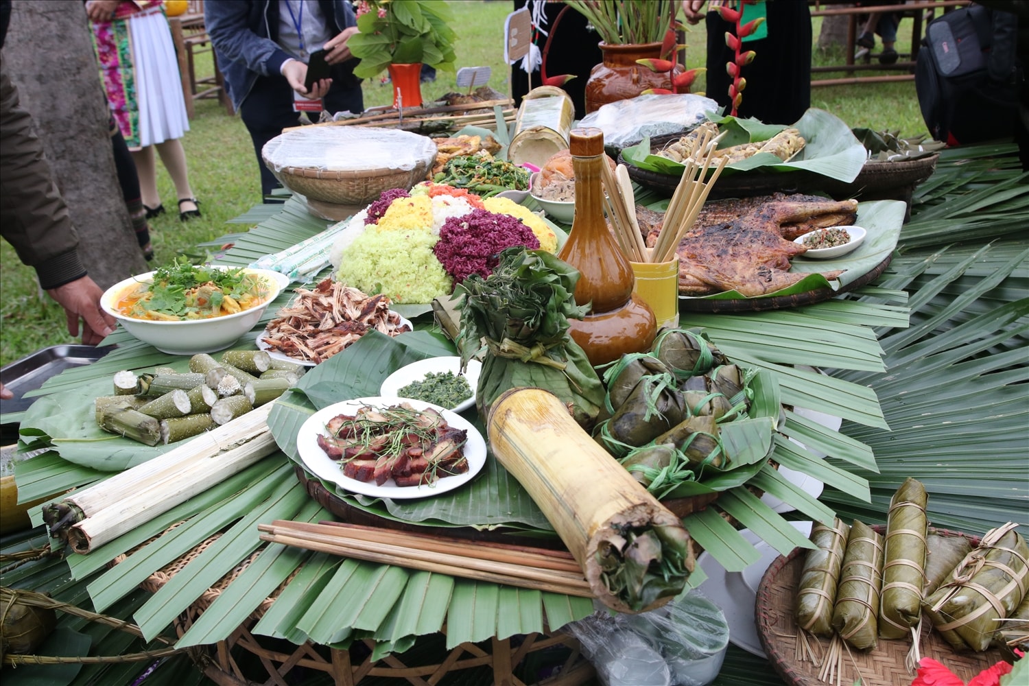 Ẩm thực của đồng bào DTTS với những món ăn đặc trưng cơm lam, xôi ngũ sắc, thịt gác bếp… được giới thiệu trong ngày hội