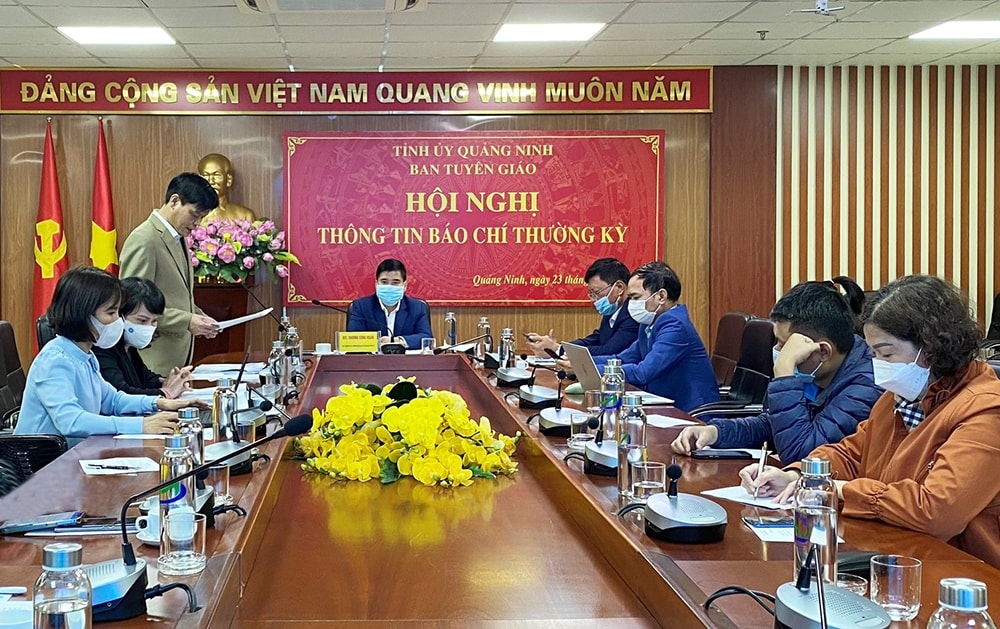 Ông Vũ Kiên Cường, Trưởng Ban Dân tộc tỉnh thông tin đến các cơ quan báo chí