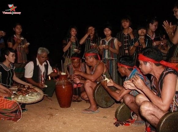 Bên ché rượu cần Stieng. Ảnh Vietnam journey Bên ché rượu cần của người S’Tiêng. Ảnh Vietnam journey