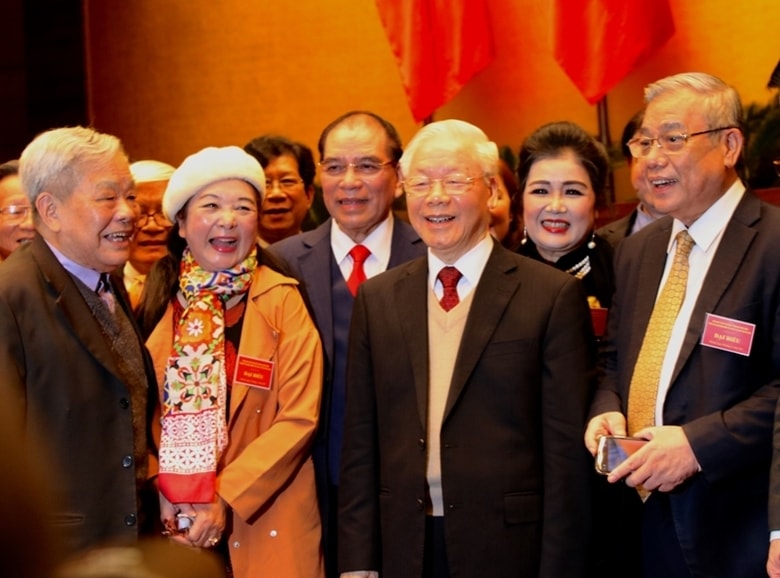 Tổng Bí thư Nguyễn Phú Trọng gặp gỡ và trò chuyện với các đại biểu tham dự Hội nghị