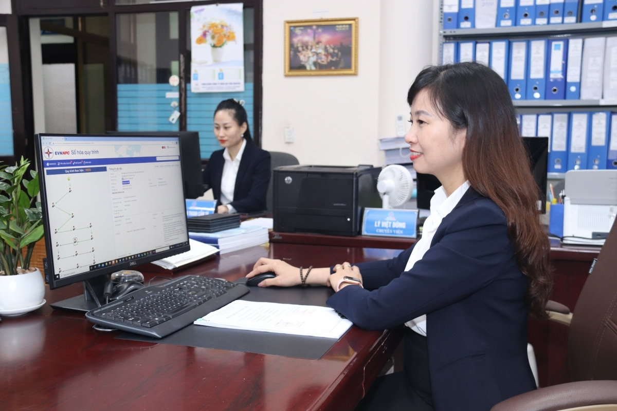 Chuyên viên phòng tài chính kế toán Công ty Điện lực Thái Nguyên (đơn vị trực thuộc EVNNPC) đang áp dụng thực hiện quy trình giải ngân