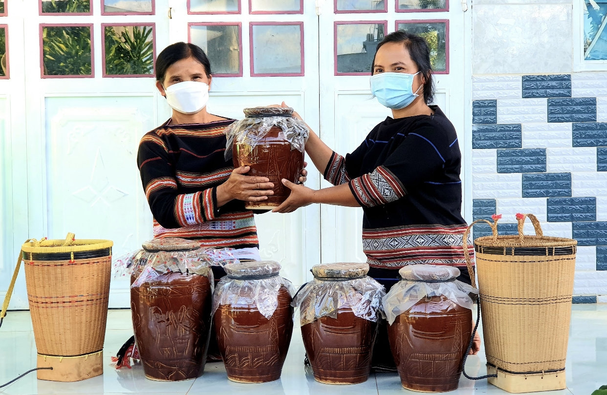 Nhờ có mô hình “Nông sản sạch” của Hội LHPN phường Thắng Lợi các sản phẩm địa phương như rượu ghè cũng được nhiều người biết đến và đặt mua Nhờ có mô hình “Nông sản sạch” của Hội LHPN phường Thắng Lợi các sản phẩm địa phương như rượu ghè cũng được nhiều người biết đến và đặt mua