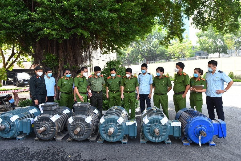 Tăng cường kiểm tra hải quan để đấu tranh phòng chống thẩm lậu hàng cấm vào nội địa (Trong ảnh: Kiểm tra hàng hóa bằng máy soi tại Cửa khẩu Quốc tế Tây Trang, tỉnh Điện Biên)