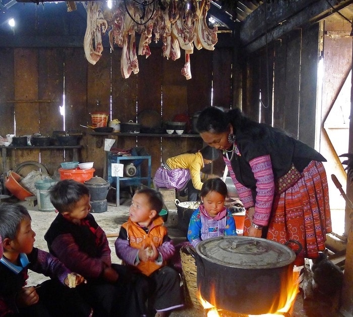 Cả gia đình người Mông quây quần bên nồi cháo ấu tẩu Cả gia đình người Mông quây quần bên nồi cháo ấu tẩu