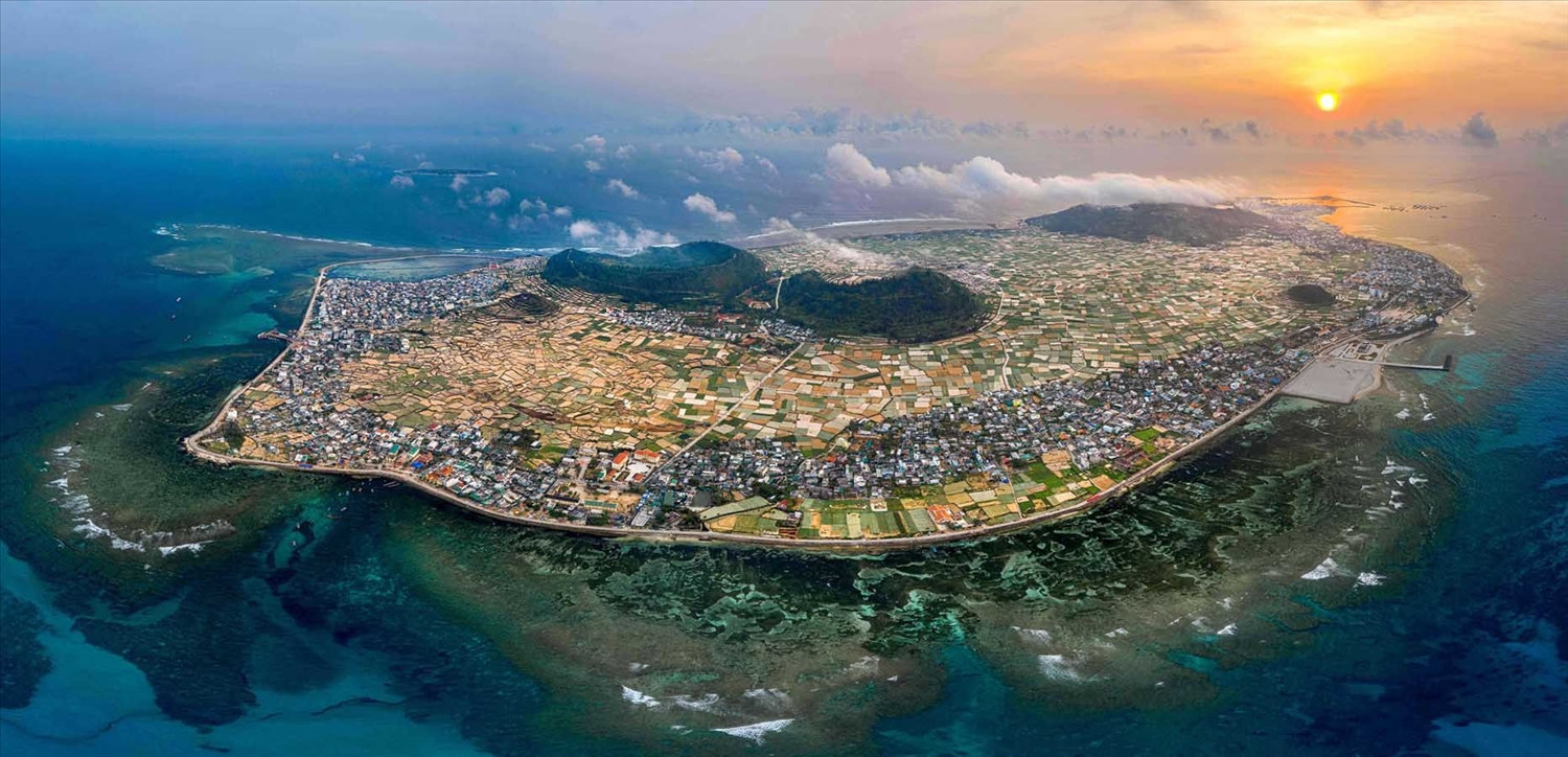 Tác phẩm Bình minh trên đảo Lý Sơn. Giải Nhất cuộc thi thuộc về tác phẩm Bình minh trên đảo Lý Sơn.