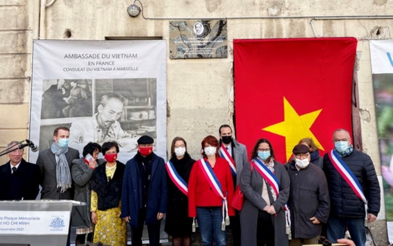 Đại sứ Đinh Toàn Thắng cùng Phó Thị trưởng TP Marseille, Thị trưởng Quận 1, 7 và các quan chức chính quyền chụp ảnh kỷ niệm