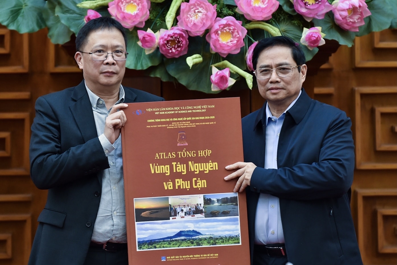 Viện Hàn lâm Khoa học và Công nghệ Việt Nam tặng Thủ tướng tập bản đồ địa lý vùng Tây Nguyên và phụ cận. ẢNh: VGP/Nhật Bắc Viện Hàn lâm Khoa học và Công nghệ Việt Nam tặng Thủ tướng tập bản đồ địa lý vùng Tây Nguyên và phụ cận. ẢNh: VGP/Nhật Bắc
