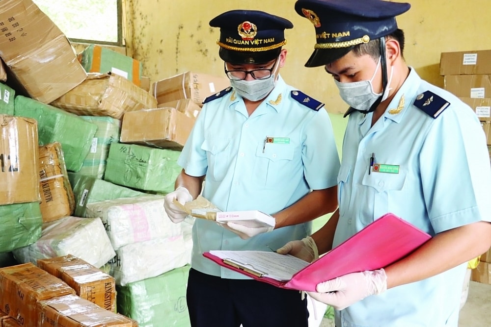 Lực lượng Hải quan tăng cường kiểm soát tiền chất nhập khẩu, không để tội phạm lợi dụng (Ảnh minh họa)