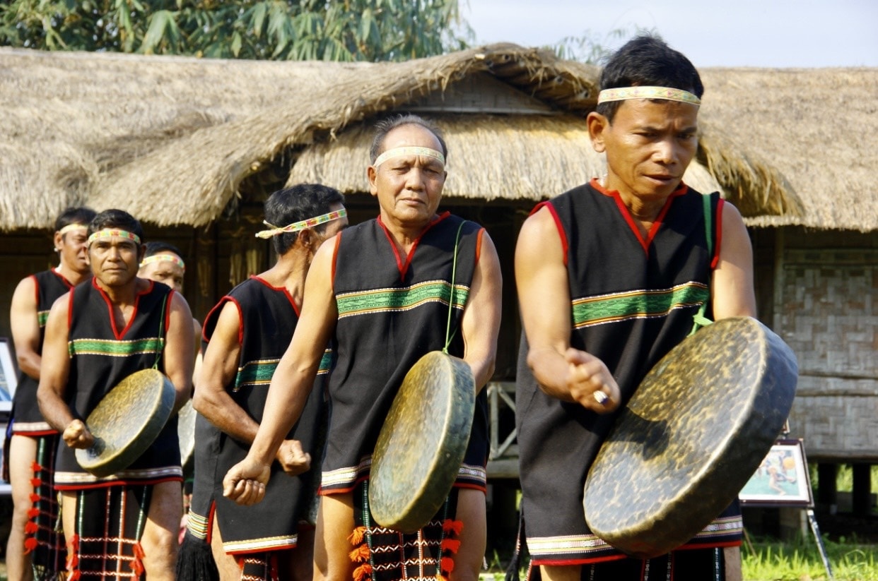 Màn múa chiêng trong lễ hội cúng cổng bon của người M’nông