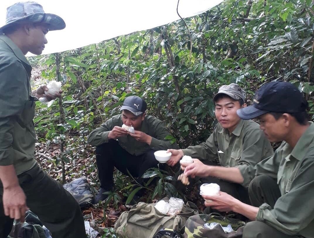 Bữa trưa trên đường làm nhiệm vụ của lực lượng Kiểm lâm Bữa trưa trên đường làm nhiệm vụ của lực lượng Kiểm lâm