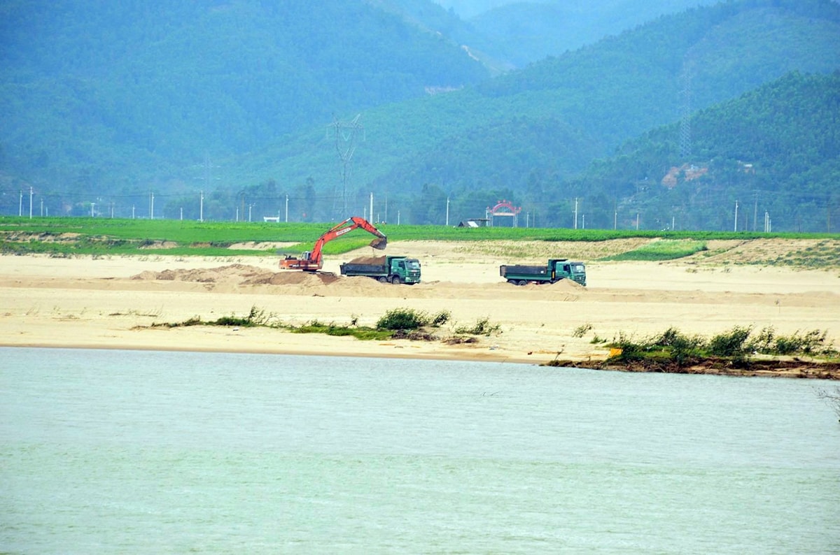  Khai thác cát sỏi cũng là một nguyên nhân dẫn đến sạt lở bờ sông