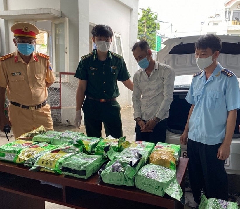 Công tác phối hợp các lực lượng giữ vai trò then chốt trên mặt trận đấu tranh phòng, chống ma túy. (Trong ảnh: Hải đội 3- Cục điều tra chống buôn lậu phối hợp với lực lượng chức năng bắt giữ đối tượng Võ Văn Hưng vận chuyển 20 kg ma túy tổng hợp từ biên giới Campuchia về TP. Hồ Chí Minh rạng sáng ngày 8/6/2021) Công tác phối hợp các lực lượng giữ vai trò then chốt trên mặt trận đấu tranh phòng, chống ma túy. (Trong ảnh: Hải đội 3- Cục điều tra chống buôn lậu phối hợp với lực lượng chức năng bắt giữ đối tượng Võ Văn Hưng vận chuyển 20 kg ma túy tổng hợp từ biên giới Campuchia về TP. Hồ Chí Minh rạng sáng ngày 8/6/2021)