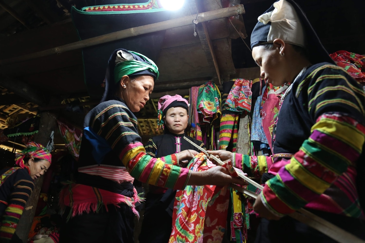 Đồng bào Lô Lô chuẩn bị vải để treo lên cây nêu để treo trước sân nhà làm lễ Đồng bào Lô Lô chuẩn bị vải để treo lên cây nêu để treo trước sân nhà làm lễ