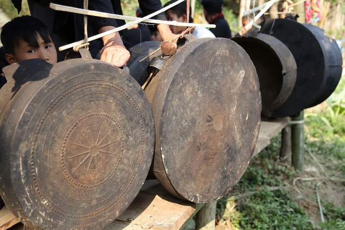 Trống đồng là vật không thể thiếu trong tang lễ của đồng bào Lô Lô Trống đồng là vật không thể thiếu trong tang lễ của đồng bào Lô Lô