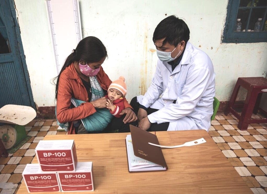  UNICEF và Viện Dinh dưỡng quốc gia khám sàng lọc để khảo sát tình trạng suy dinh dưỡng ở trẻ em sau lũ lụt tại huyện Trà Bồng, tỉnh Quảng Ngãi.  Ảnh TL
