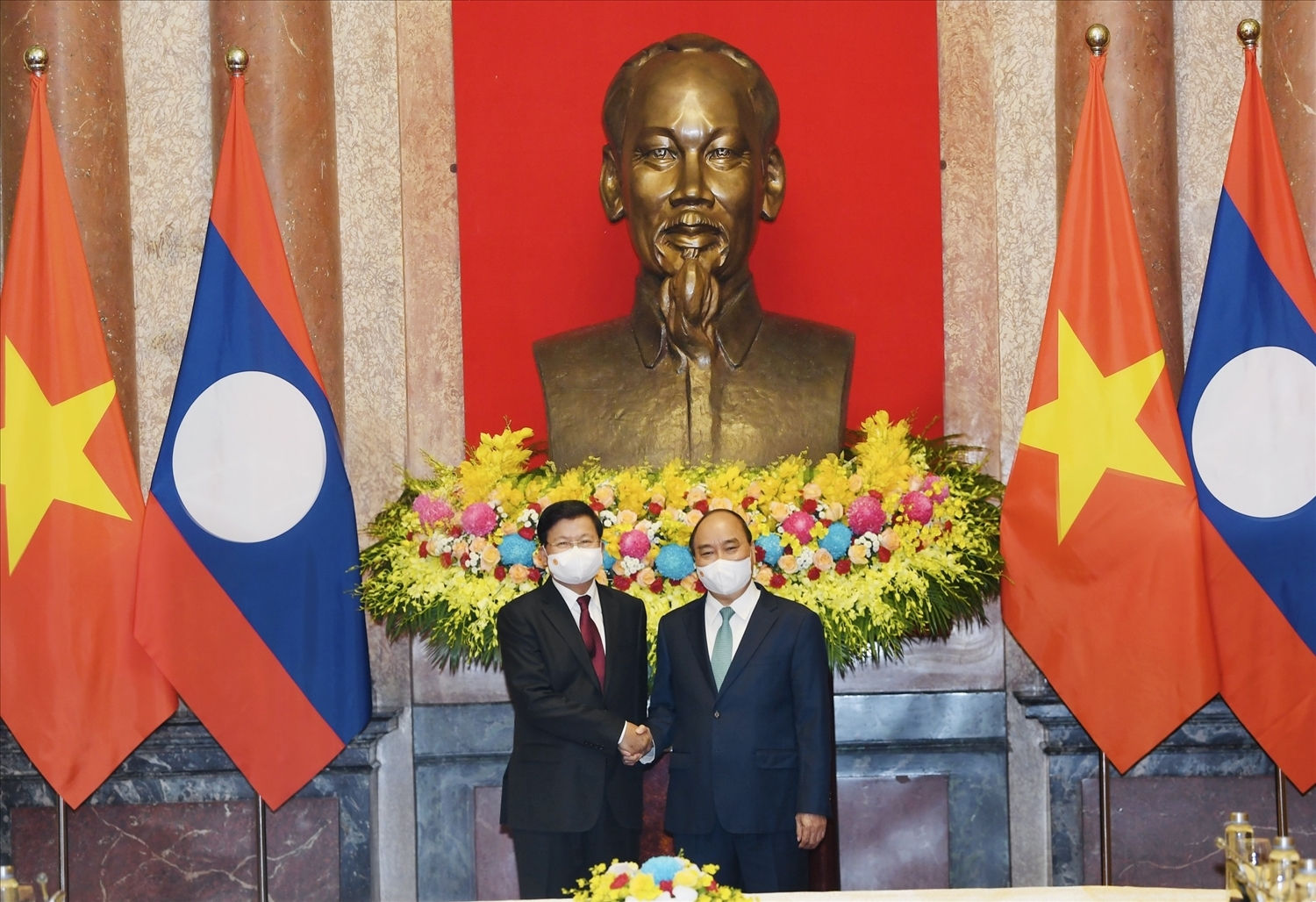 Chủ tịch nước Nguyễn Xuân Phúc và Tổng Bí thư, Chủ tịch nước Lào Thongloun Sisoulith - Ảnh: VGP/Nhật Bắc