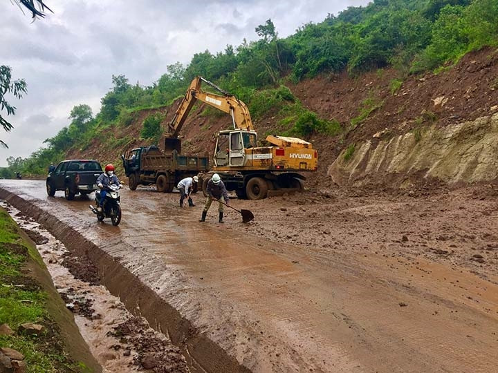 Khắc phục sạt lở trên tuyến ĐT643 tại Km3+100. 