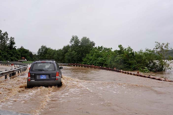 Mưa lũ làm ngập, sạt lở gây ách tắc nhiều tuyến đường