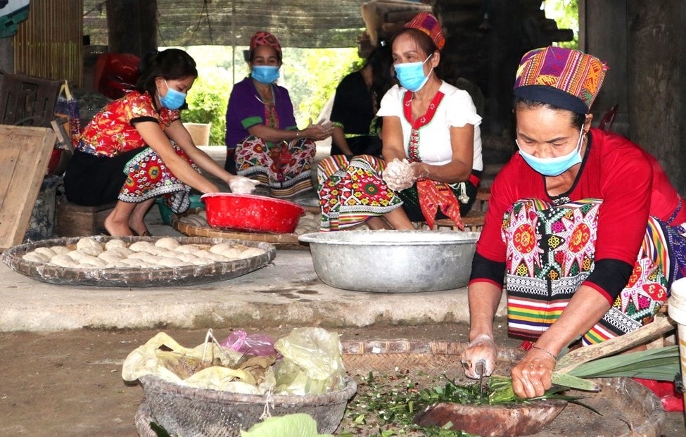 Bản Xiềng có 3 tổ nấu rượu men lá với hàng chục hộ dân tham gia