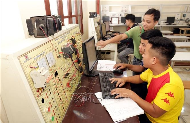 Tính đến cuối tháng 10/2021, tỉnh đã hoàn thành chỉ tiêu tuyển mới GDNN, đào tạo nghề cho cả năm với tổng số 8.185 người, vượt chỉ tiêu kế hoạch năm. (Trong ảnh: Lớp học Điện công nghiệp tại Trường Cao đẳng Nghề Điện Biên) Tính đến cuối tháng 10/2021, tỉnh đã hoàn thành chỉ tiêu tuyển mới GDNN, đào tạo nghề cho cả năm với tổng số 8.185 người, vượt chỉ tiêu kế hoạch năm. (Trong ảnh: Lớp học Điện công nghiệp tại Trường Cao đẳng Nghề Điện Biên)