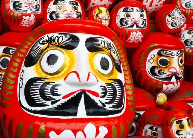 Búp bê Daruma thường có màu đỏ.