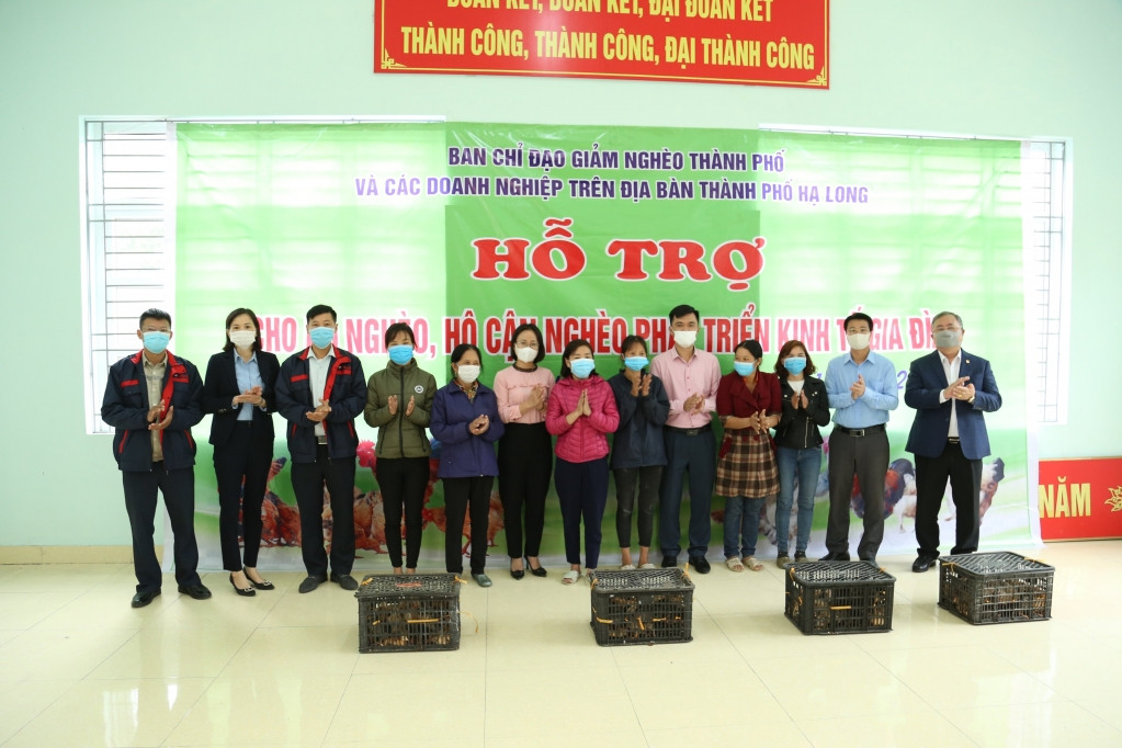 Ban Chỉ đạo giảm nghèo TP. Hạ Long và các doanh nghiệp trao tặng gà giống cho các hộ nghèo ở xã Hòa Bình, tháng 10/2021