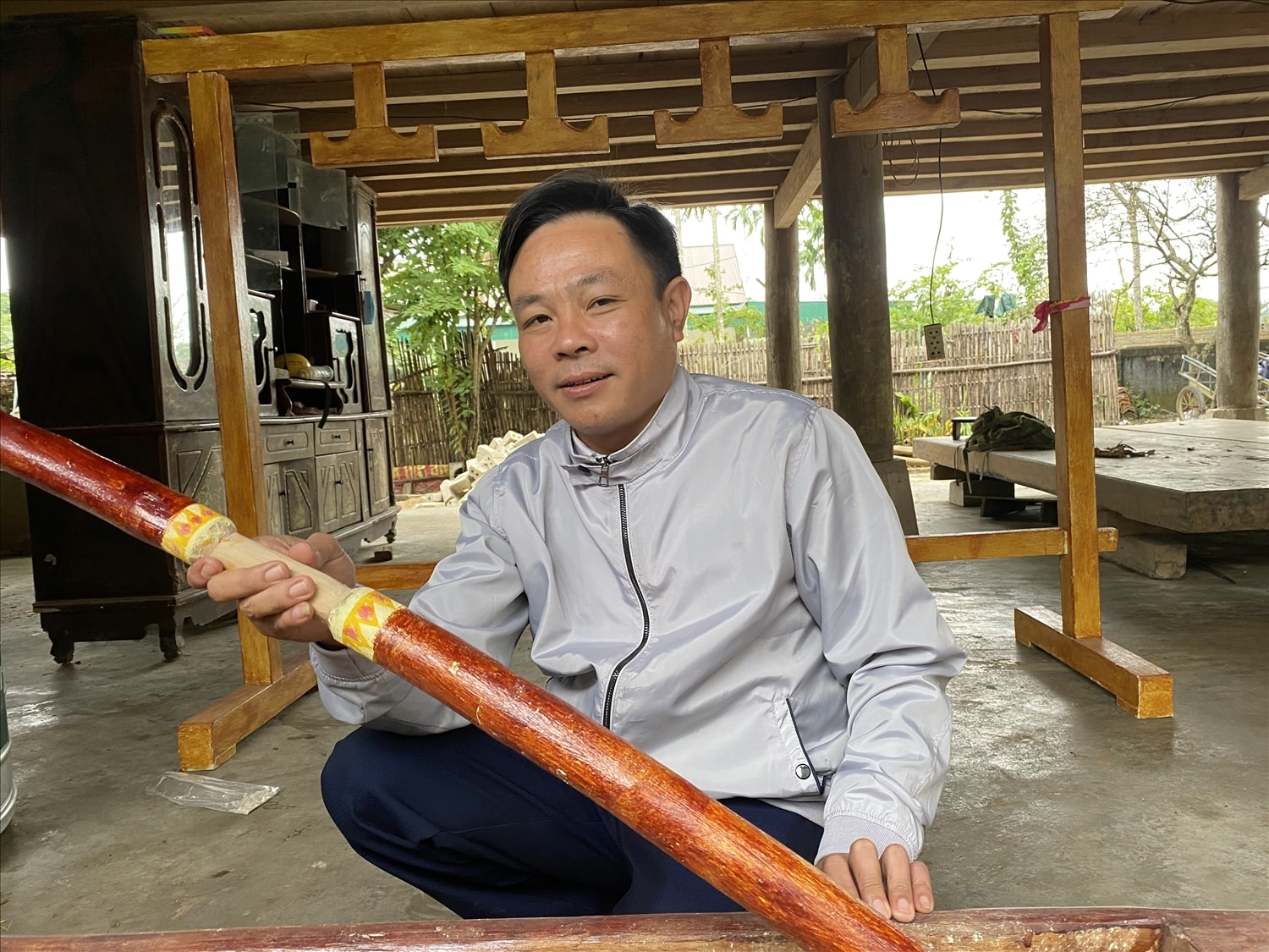 Trưởng bản Lô Xuân Vân giới thiệu về “bảo vật” của bản Minh Tiến