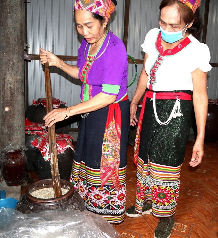 Mỗi mẻ cơm rượu được ủ hơn 20 ngày rồi mới đem nấu