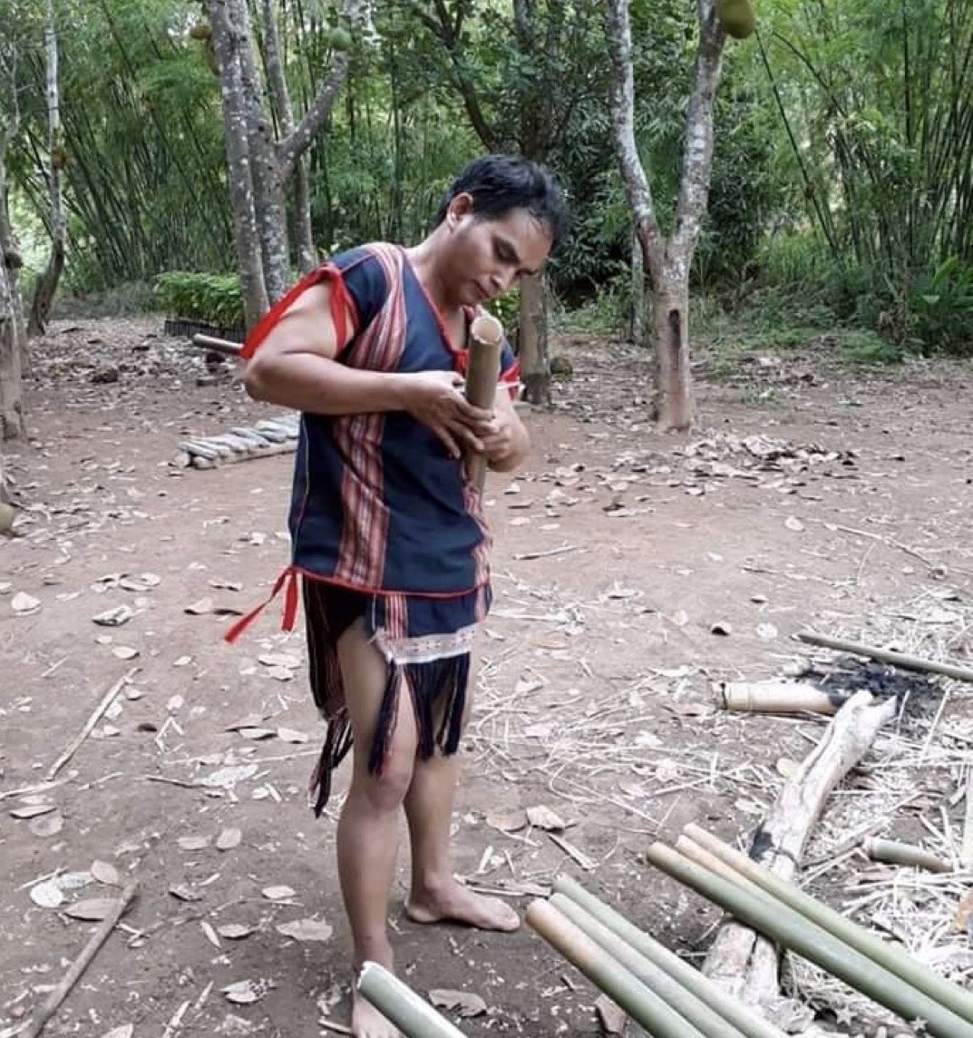 Nghệ nhân ưu tú A Huynh chế tác nhạc cụ