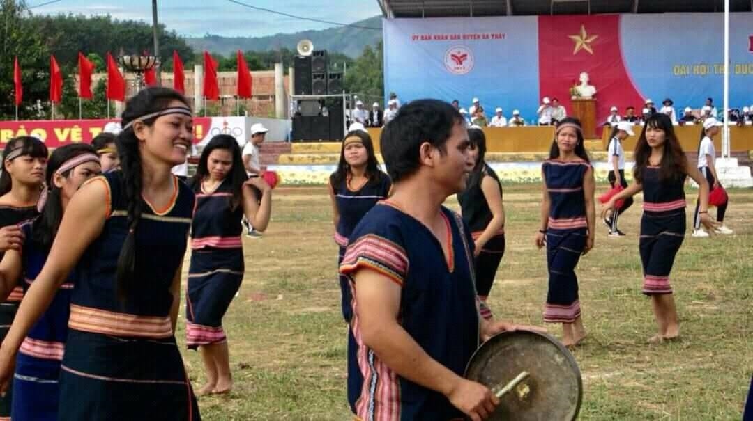 A Huynh cùng thanh niên trong làng biểu diễn cồng chiêng