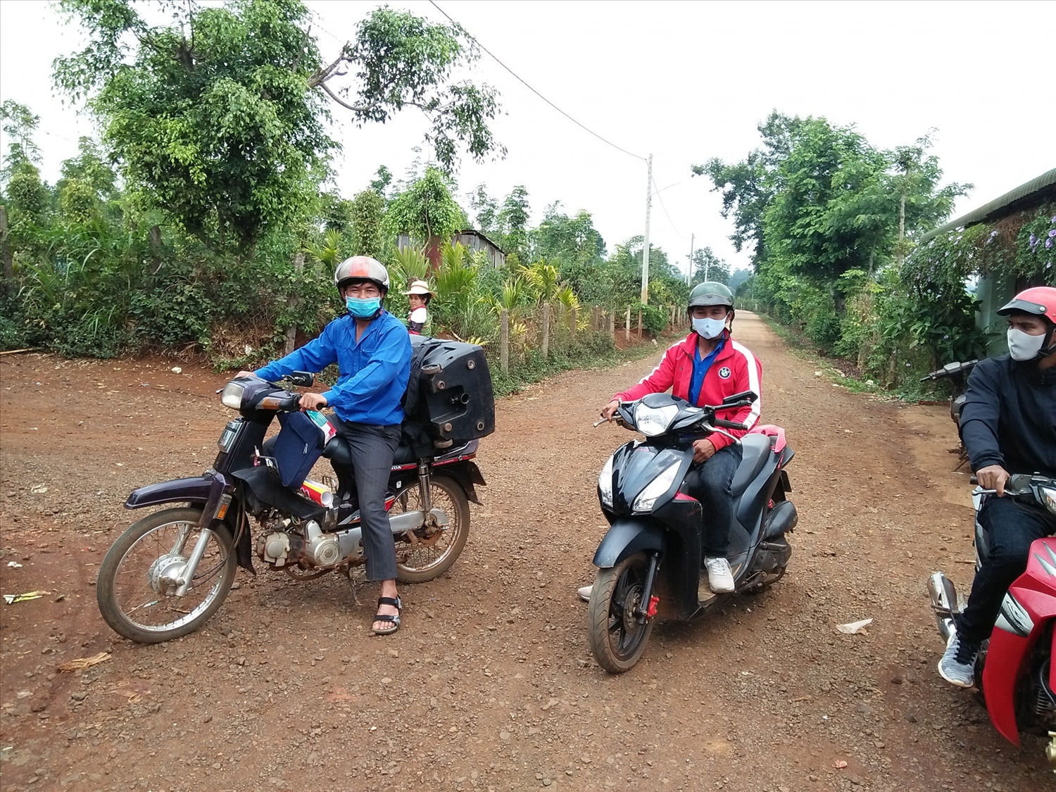 Cán bộ Đoàn xã Cư Né, huyện Krông Búk chở loa di động tuyên truyền phòng chống dịch Covid-19